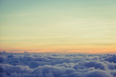 Güzel gökyüzü ve bulutlar gün batımından önce uçakla çekim yaparlar.