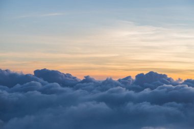 Güzel gökyüzü ve bulutlar gün batımından önce uçakla çekim yaparlar.