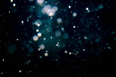 Siyah arka plan üzerinde ışık bokeh bulanıklık