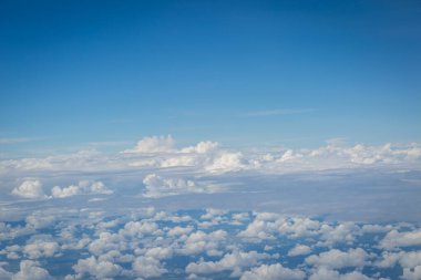 Gökyüzü ve bulutlar hava planı arkaplanından görünüyor