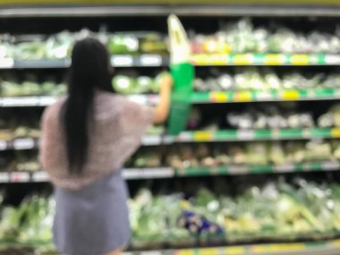 Görünmez kadın yemek bölümünden alışveriş yapıyor.
