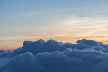 Güzel gökyüzü ve bulutlar gün batımından önce uçakla çekim yaparlar.
