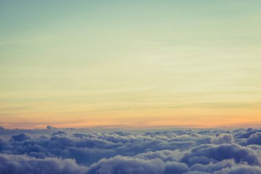 Güzel gökyüzü ve bulutlar gün batımından önce uçakla çekim yaparlar.