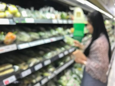 Görünmez kadın yemek bölümünden alışveriş yapıyor.