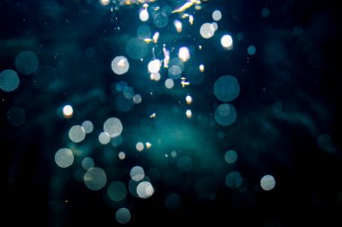 Siyah arka plan üzerinde ışık bokeh bulanıklık