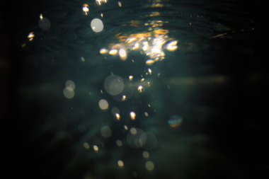 Siyah arkaplanda soyut bulanık bokeh