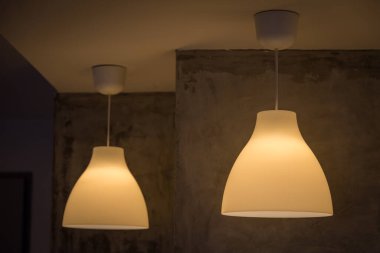 Tavanda avize ve arka planda duvar