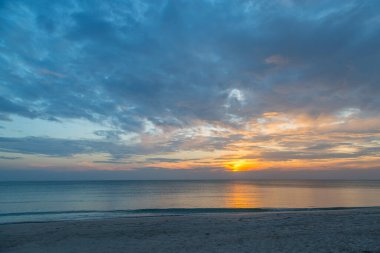 Siluet gün batımı plaj arka planında