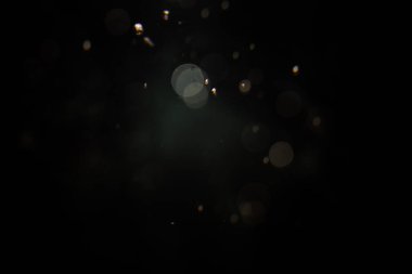 Siyah arkaplanda soyut bulanık bokeh