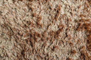 Uzun desenli kahverengi kumaş halısı