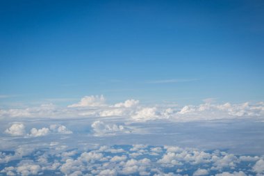 Gökyüzü ve bulutlar hava planı arkaplanından görünüyor