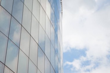 Bina arka planında mavi pencereler