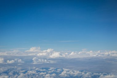 Gökyüzü ve bulutlar hava planı arkaplanından görünüyor