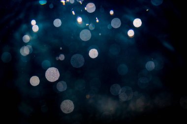 Siyah arka plan üzerinde ışık bokeh bulanıklık