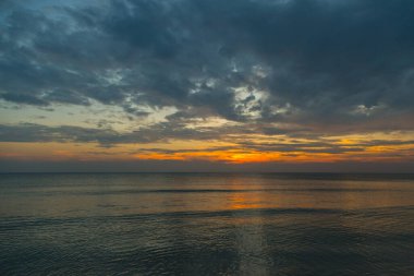 Siluet gün batımı plaj arka planında