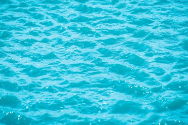 Mavi su dalgası arka planındaki ışıktan özet geç