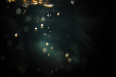 Siyah arkaplanda soyut bulanık bokeh