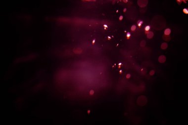 Siyah arkaplanda soyut bulanık bokeh