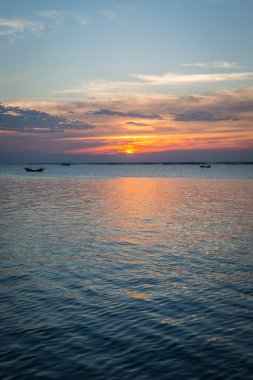 Gün batımından önce deniz ve gökyüzü