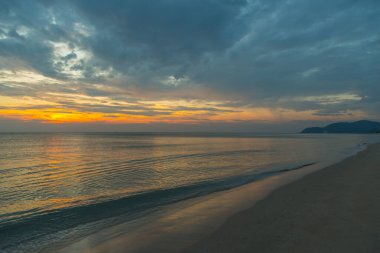 Siluet gün batımı plaj arka planında