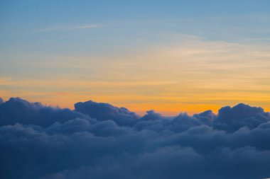 Güzel gökyüzü ve bulutlar gün batımından önce uçakla çekim yaparlar.