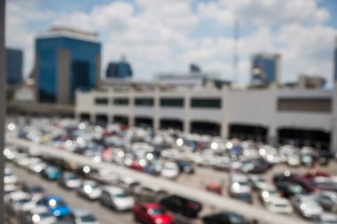 Otoparkın arka planında eski bir bulanık araba.