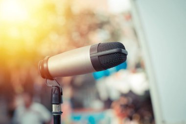 Bulanık arkaplan olan halka açık alanda mikrofonu kapat