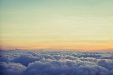 Güzel gökyüzü ve bulutlar gün batımından önce uçakla çekim yaparlar.