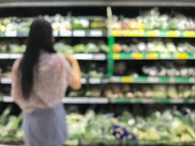 Görünmez kadın yemek bölümünden alışveriş yapıyor.