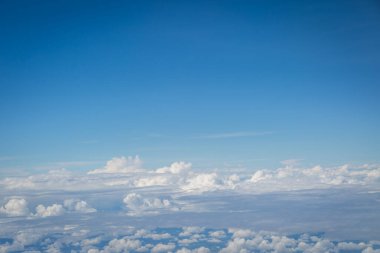 Gökyüzü ve bulutlar hava planı arkaplanından görünüyor