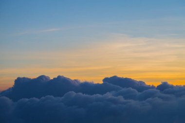 Güzel gökyüzü ve bulutlar gün batımından önce uçakla çekim yaparlar.