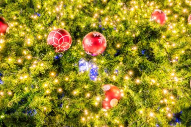 Kırmızı top ve ışık arka planlı dekoratif Noel ağacı