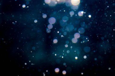 Siyah arka plan üzerinde ışık bokeh bulanıklık