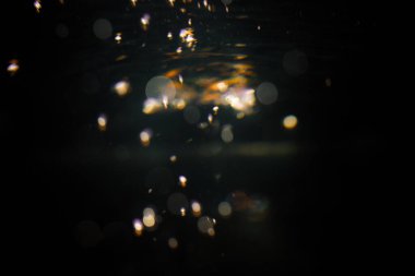 Siyah arkaplanda soyut bulanık bokeh