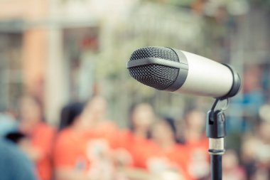 Bulanık arkaplan olan halka açık alanda mikrofonu kapat