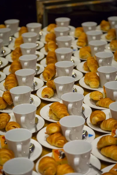 Fila Croissants Bolos Uma Xícara Lanches Café Para Seminários — Fotografia de Stock