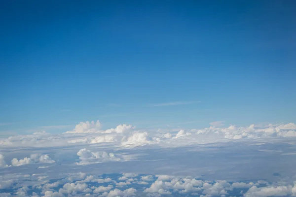 飛行機の背景から見た空と雲 — ストック写真