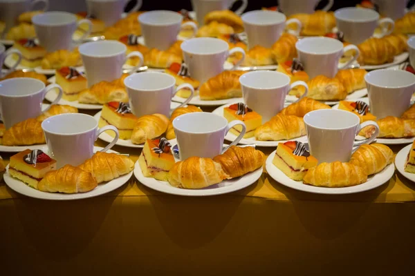 Rangée Croissants Gâteaux Une Tasse Café Snacks Pour Les Séminaires — Photo