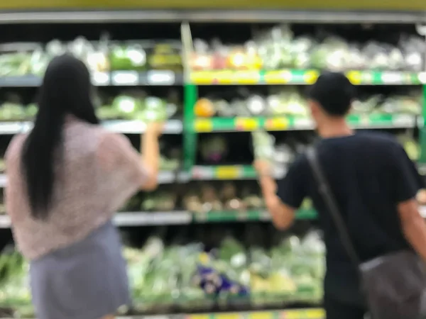 Sfocatura Donna Shopping Presso Reparto Alimentare Sfondo — Foto Stock
