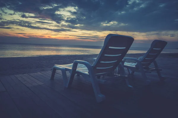 Vintage Kursi Putih Pantai Sebelum Latar Belakang Matahari Terbenam — Stok Foto