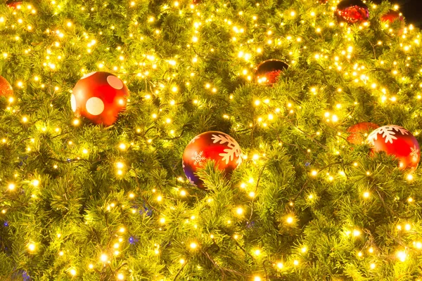 Árvore Natal Decorativa Com Bola Vermelha Fundo Claro — Fotografia de Stock