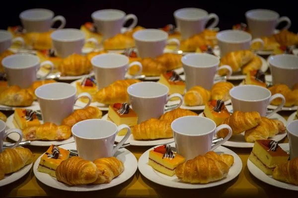Rangée Croissants Gâteaux Une Tasse Café Snacks Pour Les Séminaires — Photo