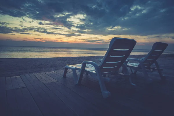 Weinlese Der Weißen Stühle Strand Vor Dem Hintergrund Des Sonnenuntergangs — Stockfoto