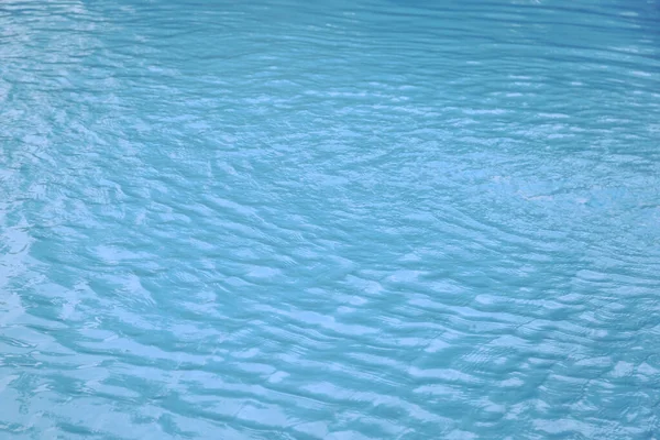 Borde Azul Piscina Con Reflejos Fondo Ondulado Agua — Foto de Stock