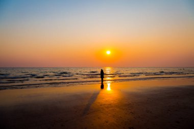 Gün batımından önce sevgilileri ve kumsalı sustur