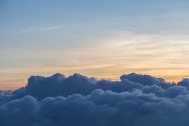 Güzel gökyüzü ve bulutlar gün batımından önce uçakla çekim yaparlar.