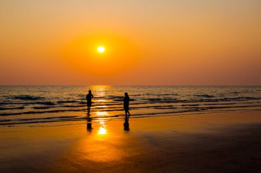 Gün batımından önce sevgilileri ve kumsalı sustur