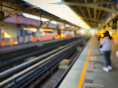Gün batımından önceki bulanık tren görüntüsü, Bangkok, Tayland 'daki BTS hava treni