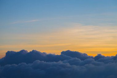 Güzel gökyüzü ve bulutlar gün batımından önce uçakla çekim yaparlar.