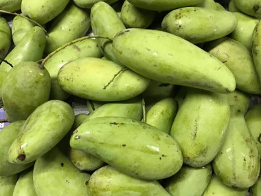 Pazar arka planında yeşil mango